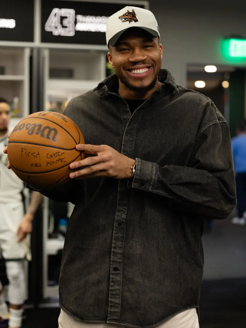 世界杯比赛直播地址-扬尼斯-阿德托昆博更新Ins晒近期照片与球迷分享：继续进步